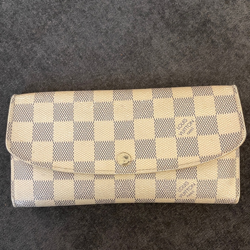 Louis Vuitton Emilie wallet USED